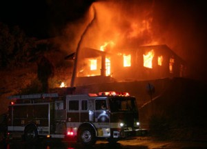 وفاة وثلاثة اصابات بالغة بحريق منزل بعد انفجار اسطوانة غاز في الطوال الشمالي