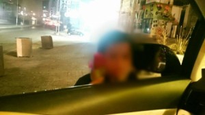 أطفال يناجون بعيونهم قسوة الليل وبيع الورود ... كشف أسرار تسولهم بعد منتصف الليل في عمان