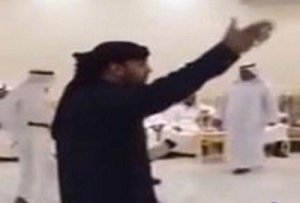 بالفيديو...حلف بالطلاق وهدد إنه يطخ حاله بالكلاشن إذا ما قبلوا هديته