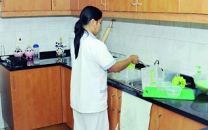 عمّان...خادمة فليبينية تتكفل بتكاليف دفن وبيت عزاء مخدومها المسن بعد امتناع اولاده عن دفعها!!