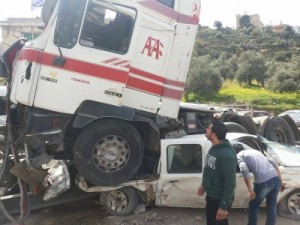 بالصور ...(8) إصابات اثر حادث تدهور تريلا في محافظة عجلون