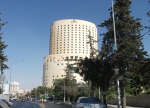 اهالي جبل عمان يعتدون على شاب وفتاه بعد ضبطهم بأوضاع غير لائقة