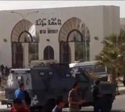 مشاجرة طلابية عنيفة خارج اسوار "مؤتة" والدرك يتدخل بالمدمع