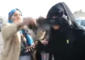 سيدة كويتية تعتدي على فتاة أردنية في أحد الأسواق التجارية..والسبب؟!!!