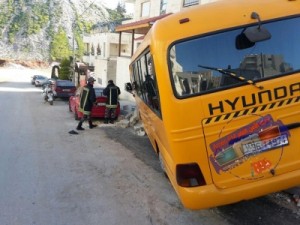 بالصور... اصابة معلمتين وطالبة اثر تدهور حافلة مدرسية في عمان