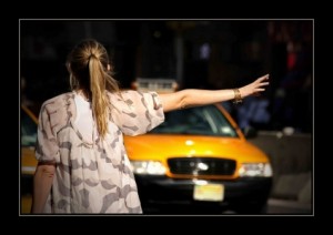 فتاة أشارت بيدها لتكسي فتوقف إثنين في الصويفية..فماذا حدث؟