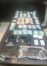 بالصور..القبض على تاجر آثار و5 مسلحين بحوزتهم معهم كيلوغرام من الحشيش