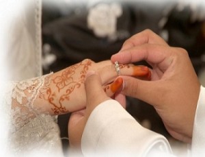 بالصورة...رجل يتزوج الثانية فتفاجئه الأولى بما لم يتوقعه..!!