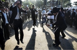 بالتفاصيل .. من هم اليهود الذين رقصوا في المطار وماذا كانوا يرددون ؟؟؟