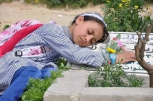 بالصور .. الطفلة آلاء أبو زيد.. هكذا احتفلت بعيد الام..