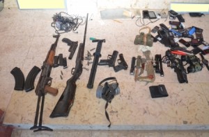 بالصور ...مداهمات أمنية لمنازل في عمان تسفر عن القا القبض على 18 شخص متورطين بقضايا مخدرات واسلحة