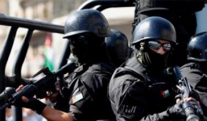 مسجل بحقه (20 ) طلبا قضائيا وامنيا .. مداهمة أحد اخطر مطلوبي سرقة المركبات في البادية الوسطى