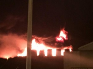 كوادر الدفاع المدني تسيطر على حريق (ألبا هاوس) بعد احتراق (20) حافلة .. وأجهزة الأمن تفتح تحقيقا في الحادثة