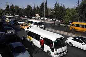 ثلاثينية تصرخ وتبكي بعد نزولها من باص عام في شارع الجامعة الأردنية والسبب .. !!