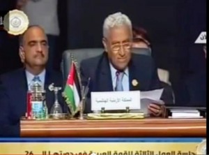 السيسي مداعبا النسور: هنمنع الكحة؟ (فيديو)