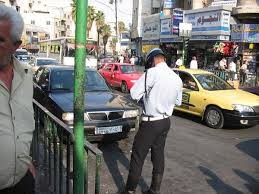 الزرقاء .. مواطن يغلق شارع رئيسي بمركبته احتجاجا على مخالفته