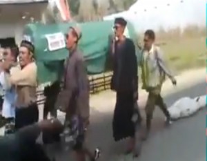 بالفيديو .. جثمان يسقط من نعشه وتستمر الجنازة في السير بدونه