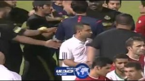 بالفيديو .. اشتباك بين لاعبي المنتخب الاردني وحكم المباراة والشرطة في السعودية