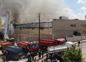 (30) آلية وكوادر كبيرة شاركت في اخماد حريق مصنع البلاستيك في عمان