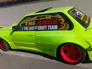 بالصور .. ضبط مركبة "ملك التشحيط .. يله نروح نشحط"