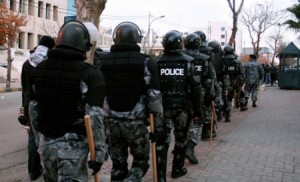 الزرقاء .. الدرك يطوّق الهاشمية بعد عودة عائلة أجليت العام الماضي على خلفية جريمة قتل