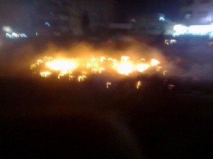 بالصور .. حريق في تجمع نفايات بمنطقة شارع "36" في الزرقاء