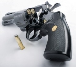 الأجهزة الأمنية تعثر على جثة شاب داخل سيارته في الشونة الجنوبية