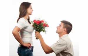 هذا ما فعله شاب لحبيبته في مجمع الشمال في العاصمة عمان..