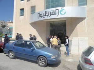 بالصور...الحجز على ممتلكات "صحيفة العرب اليوم" بالقوة الجبرية