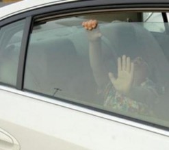 مقاضاة رجل ترك طفليه بالسيارة وذهب للتسوق في إربد