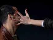 فتاة ترتدي "ملابس فاضحة" تضرب شاباً وتبصق بوجهه داخل باص في شارع الجامعة!!