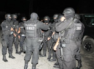 إصابة 3 رجال أمن بعيار ناري وضبط مطلوب