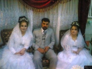 بالتفاصيل...أم تزوج إبنها "إثنتين" في ليلة واحدة في الزرقاء...والسبب؟!!