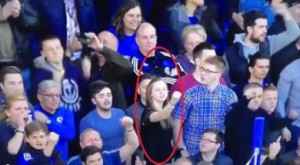 بالفيديو .. مشجعة تشيلسي تهين لاعبي مانشستر بحركة غير أخلاقية !