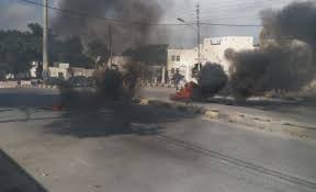 محتجون يغلقون الطريق ويشعلون الإطارات على طريق الموت "اربد"