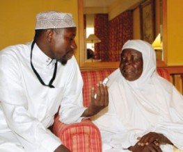 بالصور ... جدة أوباما تؤدي العمرة وتذرف الدموع