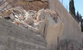 انهيار جدار استنادي بطول 25 متراً وارتفاع 15 متراً وإخلاء منازل في الكرك