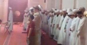 بالفيديو .. سعودي يوثق صلاة غريبة جدا لمصلين في أحد مساجد المدينة المنورة