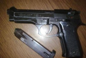 بالصورة.... العثور على مسدس ملقى على الارض في احد قاعات جامعة الزيتونة