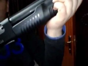 ضبط سلاح من نوع " بومب آكشن " وألعاب نارية داخل سيارة أمام الهاشمية