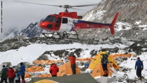 بالصور.. عندما يهتز سقف العالم.. مدن الهمالايا وقمة إيفرست بعد الزلزال