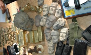 تبادل لاطلاق النار وسبائك ذهبية مقلدة في مداهمة منزلين !