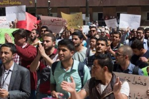 مئات الطلبة في "الاردنية" يعتصمون احتجاجا على قرار رفع الرسوم