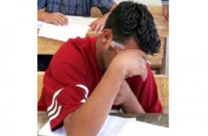 طالب توجيهي يُقدِّم امتحاناً نظامياً دون الالتحاق بالمدرسة