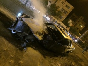 بالصور..اشتعال مركبة و اصابة سائقها اثر حادث سير مروع بالقرب من الداخلية