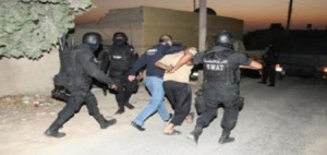 القبض على مطلوبين خطيرين وإصابة آخر اثر مداهمة أمنية في المفرق