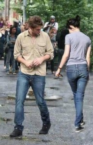 بطلة تايكوندو اردنية توسع 3 شباب عاكسوها بالشارع ضرباً !