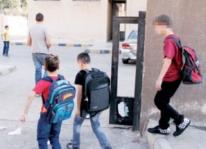 سيارة لبيع الخمور 'بالكاسة' و"بأسعار رخيصة" لطلبة المدارس في دير علّا!!