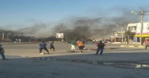 متعطلون عن العمل يغلقون طريق الخالدية .. والدرك يتدخل