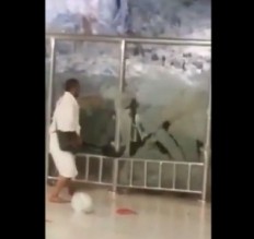 بالفيديو.. معتمر يحطم زجاج المسعى